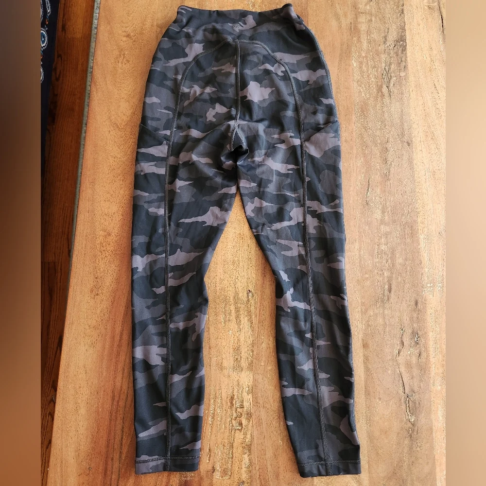 Athleta Ultimate 7/8 Tight Stash Pocket Legging In Black & Gray Camo S